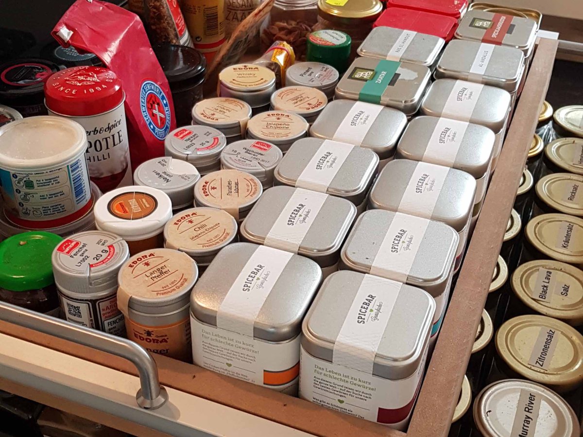DIY: Organisation und Erweiterung der Gewürzschublade